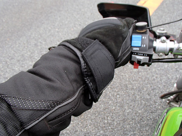 小雪が舞いだした